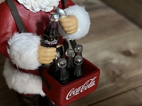 Coca Cola - Nissen Åpner en Cola Ornament