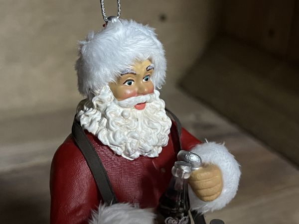 Coca Cola - Nissen Åpner en Cola Ornament